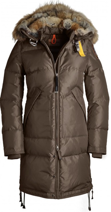 Handlekurv The jacket was cut straight and was loose fitting in both the jacket and sleeves. Trim is abundant, usually in a contrasting color. These jackets could tie around the neck with a ribbon, close with one button in the center, or button all the way down.